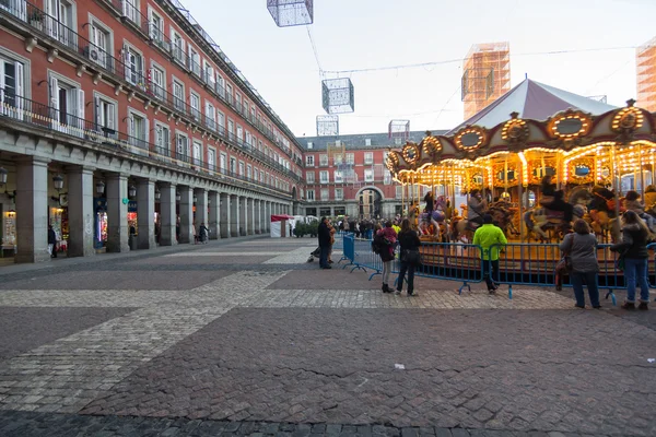 MADRID, ESPANHA - 18 DE DEZEMBRO: Famoso mercado de Natal cheio de lojas — Fotografia de Stock