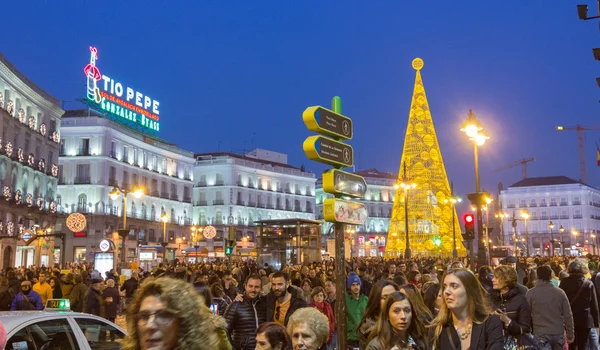 Madrid, spanien - 18. Dezember: die berühmte puerta del sol voll — Stockfoto