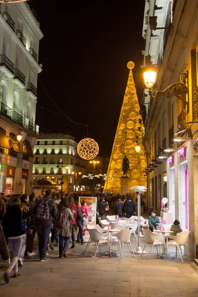 Madrid, Spanien - 18 December: Gatorna i Madrid är fyllda wit — Stockfoto