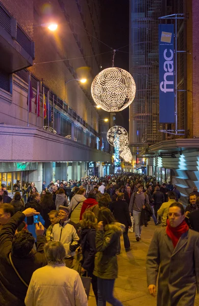 Madrid, Spanien - 18 December: Gatorna i Madrid är fyllda wit — Stockfoto