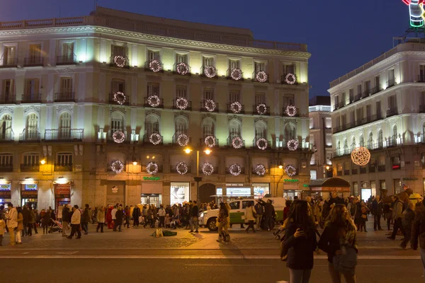 Madrid, Spanien - 18 December: Gatorna i Madrid är fyllda wit — Stockfoto