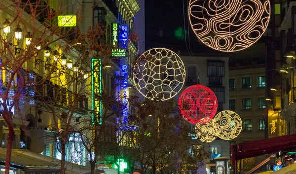 MADRID, ESPAÑA - 18 DE DICIEMBRE: Las calles de Madrid están llenas de ingenio — Foto de Stock