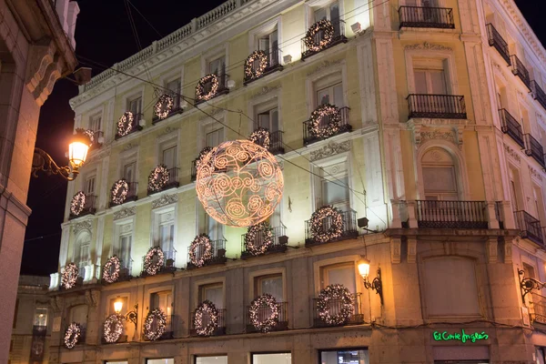 Madrid, Spanien - 18 December: Gatorna i Madrid är fyllda wit — Stockfoto