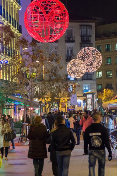 Madrid, Spanien - 18 December: Gatorna i Madrid är fyllda wit — Stockfoto