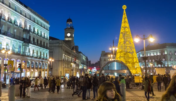 Madrid, Spanien - 18 December: Den berömda Puerta del Sol trångt sh — Stockfoto