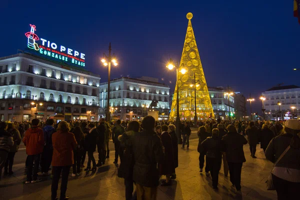 MADRID, ESPAGNE - 18 DÉCEMBRE : La célèbre Puerta del Sol bondé sh — Photo