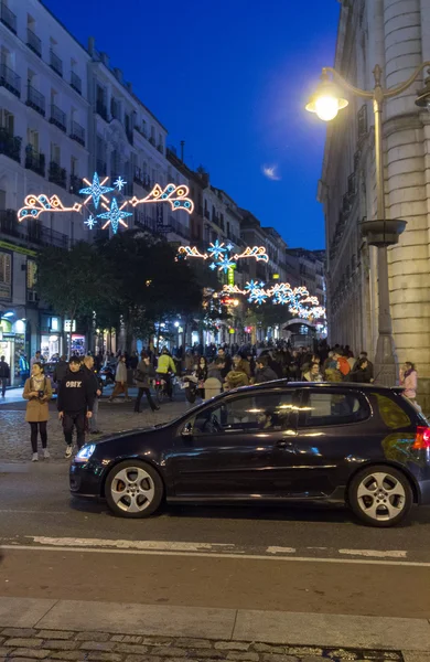 Madrid, Spanien - 18 December: Gatorna i Madrid är fyllda wit — Stockfoto