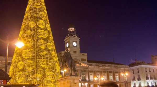 Madrid, İspanya - 18 Aralık: Ünlü Puerta del Sol sh kalabalık — Stok fotoğraf