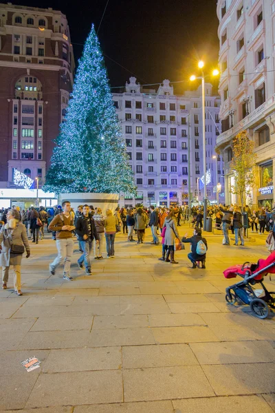 Madrid, Spanien - 18 December: Gatorna i Madrid är fyllda wit — Stockfoto