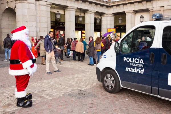 Madrid, İspanya - 18 Aralık: sanatçı sırasında Noel Baba yapar — Stok fotoğraf