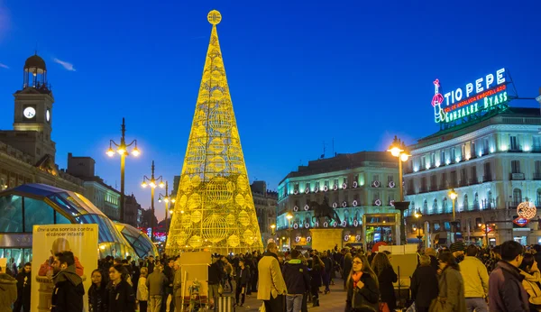 Madrid, spanien - 18. Dezember: die berühmte puerta del sol voll — Stockfoto