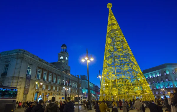 Madrid, Spanien - 18 December: Den berömda Puerta del Sol trångt sh — Stockfoto