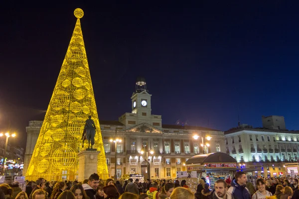 Madrid, İspanya - 18 Aralık: Ünlü Puerta del Sol sh kalabalık