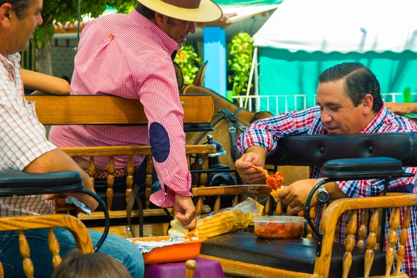 ANDUJAR, ESPAÑA - 6 de septiembre: Los participantes en la Feria del Caballo comen —  Fotos de Stock