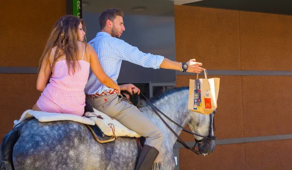 In the Horse Fair not only the cars go to buy burgers riders als — Stock Photo, Image