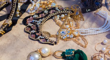 renkli boncuklar ve diğer takı kolye bilezik gibi