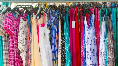 Çeşitli renklerde birçok Yazlık elbiseler