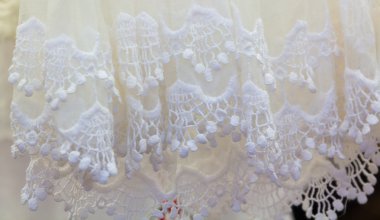 birçok beyaz tığ işi yaz için giyinmiş