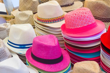 Yaz için tüm renklerin birçok şapka
