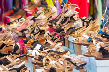 Farklı renkteki sandalet