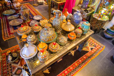 küçük kutuları Arap tarzı birçok renkte dekore edilmiştir