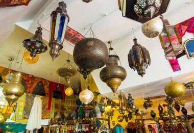 güzel renkli lambalar Arap tarzı dekorasyon