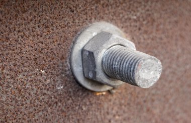 yıkayıcı vida ve fındık bir paslı metal üzerinde