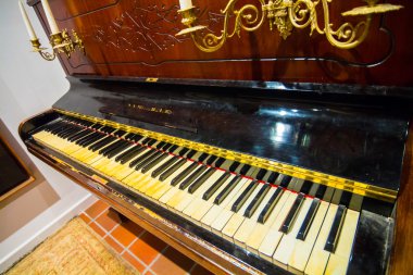 antika piyano Fildişi anahtarları ve aydınlatmak için eski avizeler