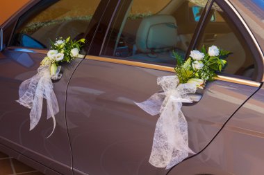 bir düğün için dekore edilmiş araba