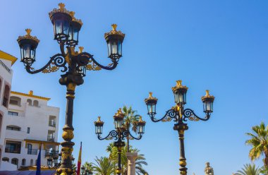 Süslü, nakışlı, antik bir lamba.