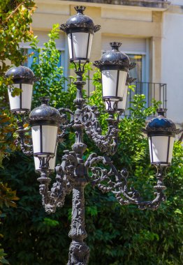 Süslü, nakışlı, antik bir lamba.