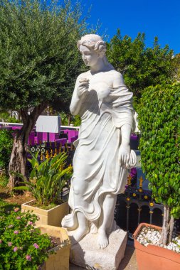 bir kadının beyaz taş heykel