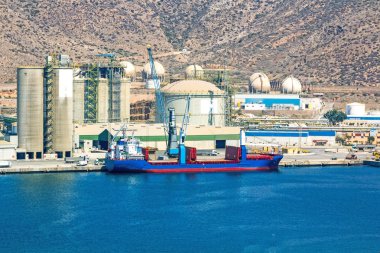 bir rafineri yanındaki büyük tekne yük