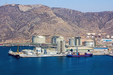 bir rafineri yanındaki büyük tekne yük