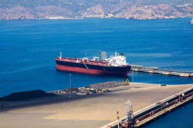 küçük bir limanda büyük tekne yük