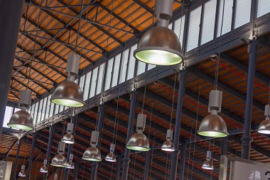 eski bir ahşap çatı asılı modern ışıklar