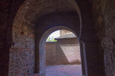 Antik tuğla geçit kapıdan Malag ünlü La Alcazaba