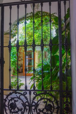 Tipik Endülüs avlusu çiçeklerle süslenmiş ve g dövme