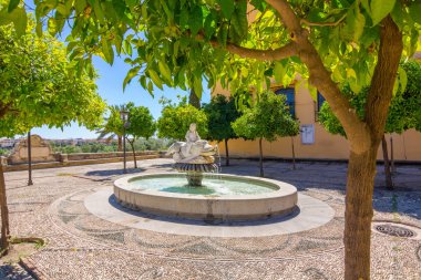 Dekoratif fıskiyede küçük şehir, Cordoba, İspanya