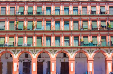 Plaza de la Corredera arka plandan Cordob 1683 yılında