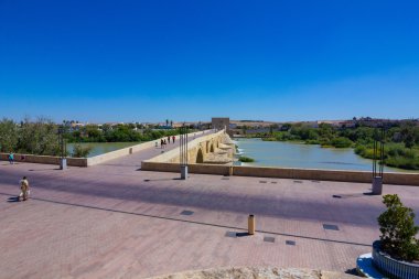Cordoba, İspanya Guadalquivir Nehri üzerinde Roma köprüsü