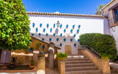 Kordon şehrin sokaklarında normal badanalı evler