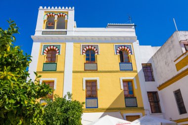 Kordon şehrin sokaklarında normal badanalı evler