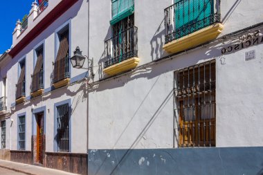 Kordon şehrin sokaklarında normal badanalı evler