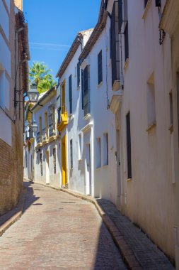 Kordon şehrin sokaklarında normal badanalı evler