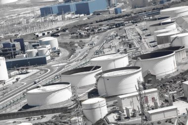 bir rafineri petrol ürünleri depolama tankları