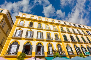 Malaga şehir Yesil pencereli zarif sarı evler, 