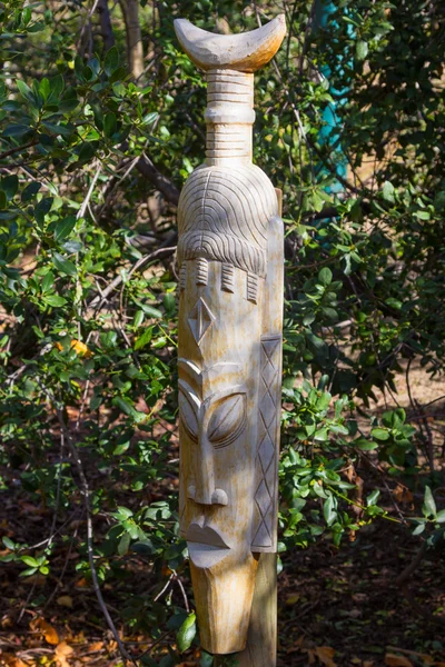 Masques africains sculptures totem en bois — Photo