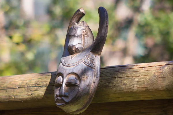 Máscaras africanas esculturas tótem de madera — Foto de Stock