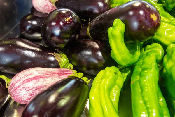 Solanum melongena hell und bunt Hintergrund mit Auberginen — Stockfoto